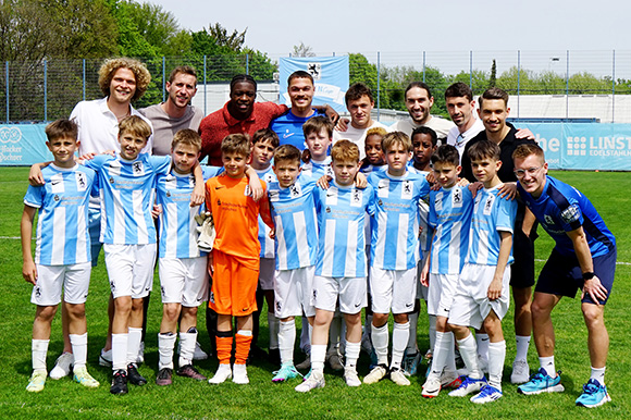 Die 1860-Profis zusammen mit den U11-Junglöwen nach der Gruppenphase. Foto: Joachim Mentel
