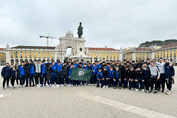 Die U17 und U15 beim Sightseeing in Lissabon auf dem Platz Praça do Comércio. Foto: Privat