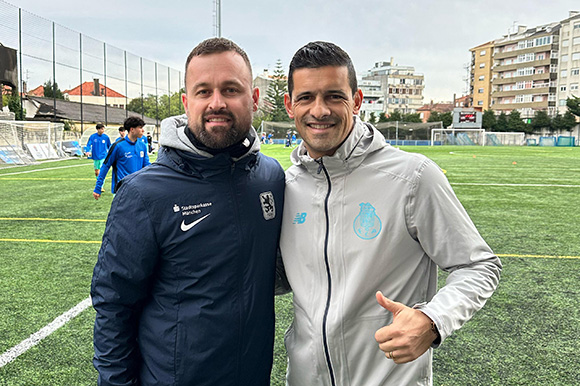 U17-Coach Felix Hirschnagl (li.) mit Porto-Trainer Ricardo Costa (re.), der einst mit dem VfL Wolfsburg die Deutsche Meisterschaft gewann. Foto: Privat