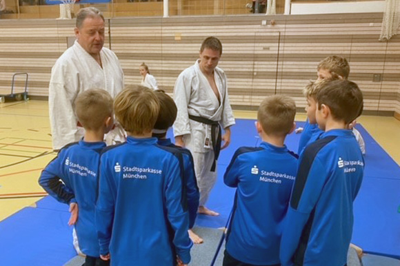 Hans Döring erklärt den Junglöwen die Techniken. Foto: Privat