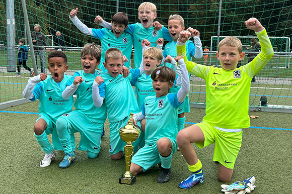 So sehen Sieger aus! Die U9-Junglöwen mit dem KIDS CUP. Foto: Kadir Sönmez