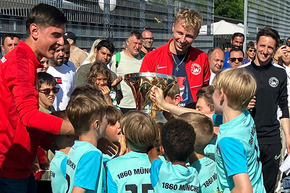 Ein weiterer Pokal, den sich die U9-Junglöwen einheimsten. Foto: Privat