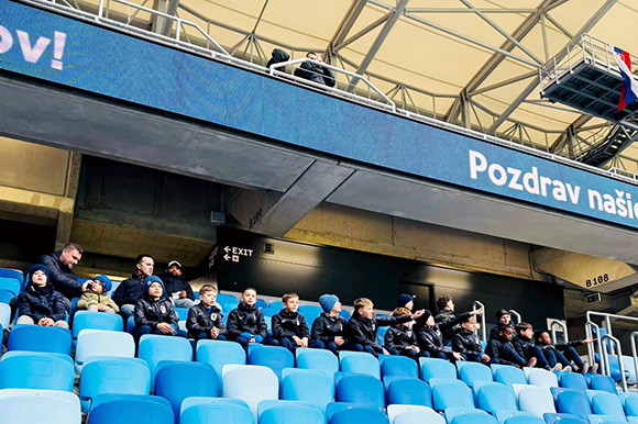 Im Stadion Tehelné pole verfolgten die Junglöwen das Länderspiel der Slowakei gegen Österreich. Foto: Heico Kleinschmidt