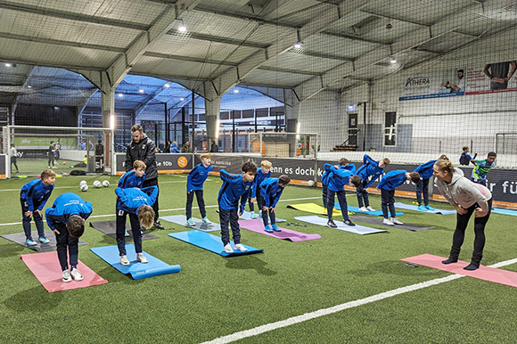 Yoga-Lehrerin Cornelia Ettrich hatte ein Sonderlob für die Jungs bereit. Foto: Privat