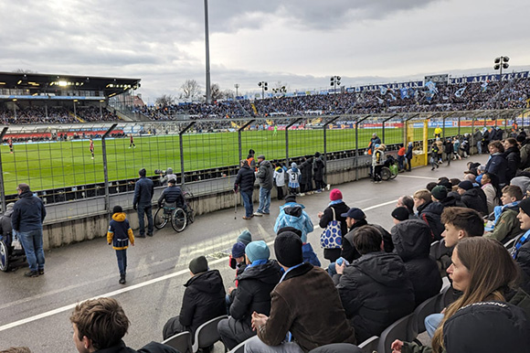 Ein Teil des Teams beobachtete von der Stehhalle zusammen mit Trainern und Eltern das Spiel der Profis gegen Ingolstadt. Foto: Privat