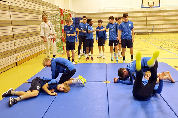 Großmeister Hans Döring brachte den Junglöwen Abrolltechniken bei. Foto: Privat