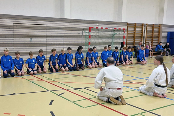 Gespannt lauschten die U14-Junglöwen den Ausführungen. Foto: Privat