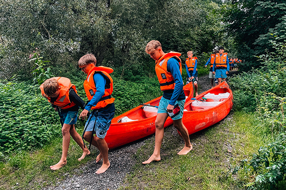 Bis zum Fluss mussten die Kanus erst durch den Wald getragen werden. Foto: Lea Eggenmüller