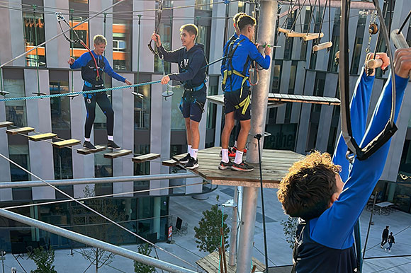 Die Jungs hatten in luftigen Höhen einen Riesenspaß. Foto: eventfabrik münchen