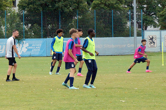 Mittendrin: Trainer Felix Hirschnagl (li.) greift im Training immer wieder korrigierend ein. Foto: Joachim Mentel