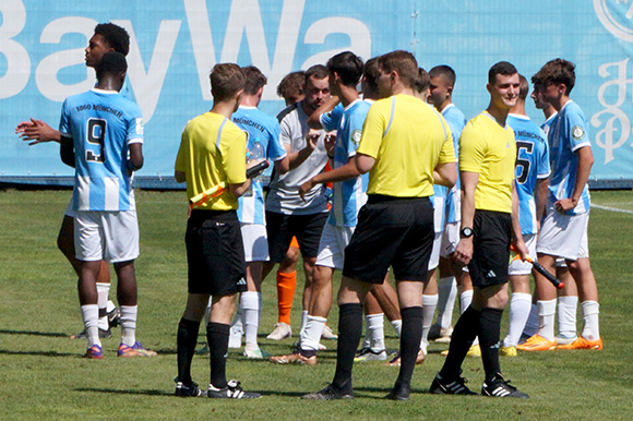 Trainer Felix Hirschnagl fordert von seinen Jungs Demut und Entschlossenheit. Foto: Joachim Mentel