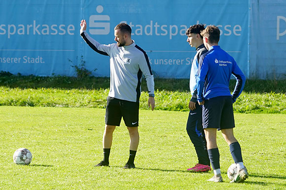 U17-Coach Felix Hirschnagl erklärt nochmals beim Abschlusstraining, was er in Freiburg sehen will. Foto: Joachim Mentel
