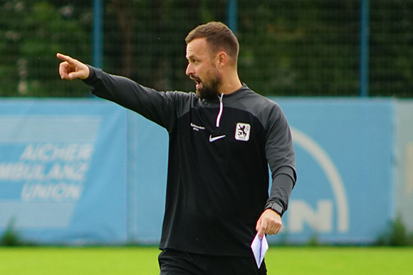 Doppelbelastung für U17-Coach Felix Hirschnagl wegen des A+ Lizenz-Lehrgangs des DFB. Foto: Joachim Mentel