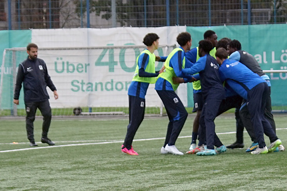 Aleksandar Stankovic (li.) leitete zusammen mit Vincent Saller in Abwesenheit von Felix Hirschnagl das Training der U17. Foto: Joachim Mentel