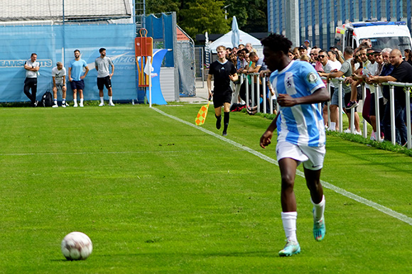 Owen Osagie und die verbliebenen U17-Junglöwen wehrten sich lange tapfer gegen den KSC. Foto: Joachim Mentel