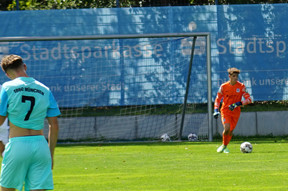 Junglöwen-Keeper Leon Erkocaoglan ist ein sicherer Rückhalt der U17. Foto: Joachim Mentel