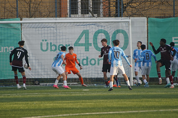 In dieser Szene trifft der Nürnberger Mamud Akgün zum 0:3-Endstand. Foto: Joachim Mentel