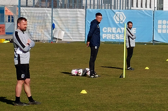 Gespannt verfolgen die Trainer Felix Hirschnagl (v. li.), Vincent Saller und Aleksandar Stankovic die Übungseinheit am Freitagmittag. Foto: Joachim Mentel