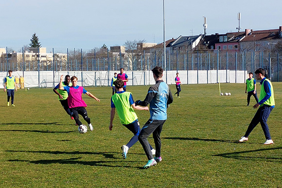 Die U17 ist vor dem Spiel beim VfB Stuttgart gut drauf. Foto: Joachim Mentel