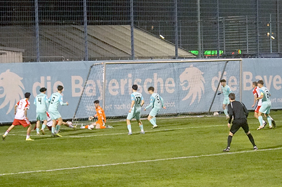 Im ersten Spielviertel hatte 1860-Keeper Mauricio Dunker alle Hände voll zu tun. Foto: Joachim Mentel