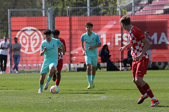 Mustafa Tekin (li.) traf in der Nachspielzeit per Elfmeter. Foto: Dirk Fiedler