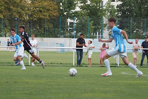 Raphael Ott (re.) erzielte mit einem sehenswerten Treffer den 1:1-Endstand. Foto: Markus Burger