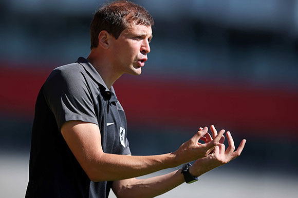 Sieht vor dem Derby eine positiv-aggressive Grundstimmung bei seinem Team: Löwen-Trainer Jonas Schittenhelm. Foto: Stefan Matzke 