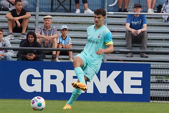 U19-Kapitän Sean Dulic leitete mit seinem Kopfballtreffer den 3:0-Sieg im Verbandspokal beim FC Memmingen ein. Foto: Markus Burger