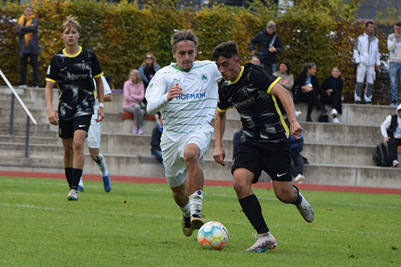 Mike Gevorgyan war kurz vor der Pause im Strafraum nur durch ein Foul zu bremsen. Foto: Markus Burger