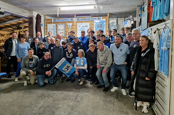 Traditionell weilte die U19 vor dem Spiel in Mainz im Gasthaus-Weingut Porth in Alzey-Weinheim auf Einladung der Löwenfreunde Rheinhessen. Foto: Privat