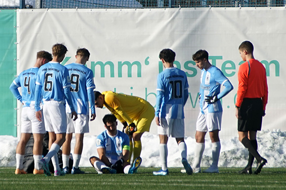 Der Anfang vom Ende: Kapitän Sean Dulic musste verletzungsbedingt ausgewechselt werden. Foto: Joachim Mentel
