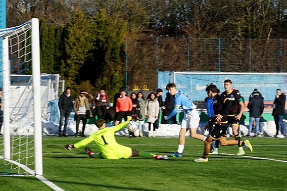 In dieser Szene in der 51. Minute traf Noah Klose zum zwischenzeitlichen 1:1 gegen den Karlsruher SC. Foto: Joachim Mentel