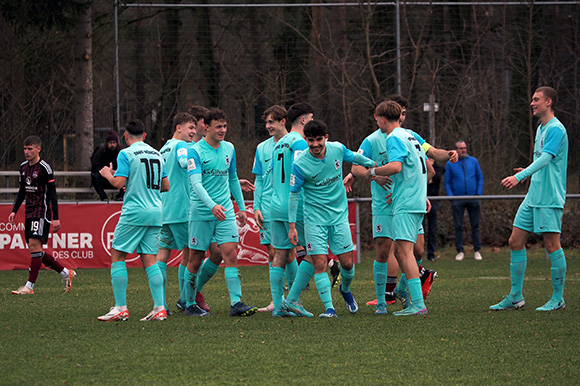 Kollektive Freude über Xaver Kiefersauers unverhoffter Freistoßtreffer zum 2:0. Foto: Markus Burger