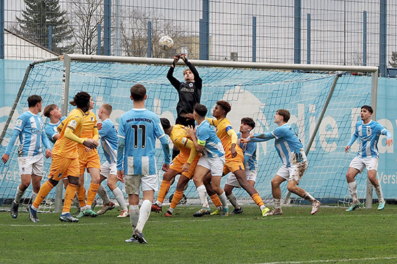 Löwen-Keeper Erion Avdija hatte in dieser Szene alle Hände voll zu tun. Foto: Markus Burger