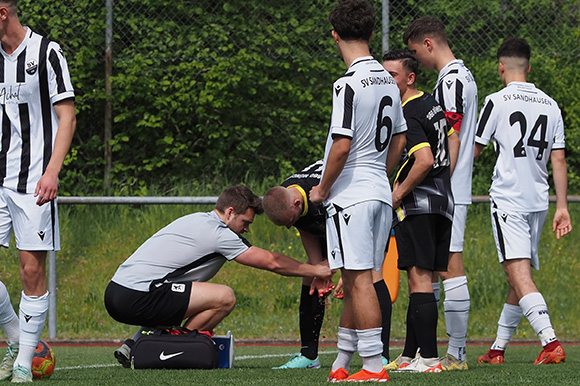 Physiotherapeut Maximilian Hermann behandelt Lasse Faßmann in Sandhausen. Foto: Markus Burger