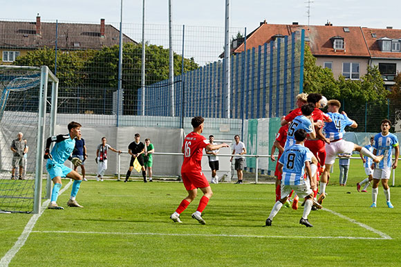 Die Junglöwen, hier George Dumitru, waren gegen die großgewachsenen Kerls der Schanzer auch bei Kopfbällen gefährlich. Foto: Joachim Mentel