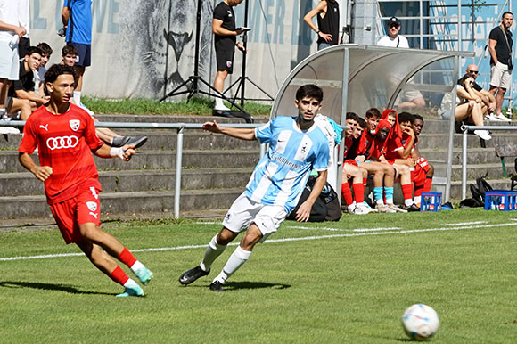 Arin Garza (re.) brachte die Junglöwen per Kopfball gegen Ingolstadt in Führung. Foto: Joachim Mentel