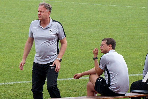 Engere Vorgaben und klare Ansagen: Die Trainer Frank Schmöller (li.) und Thomas Hiechinger (re.). Foto: Joachim Mentel