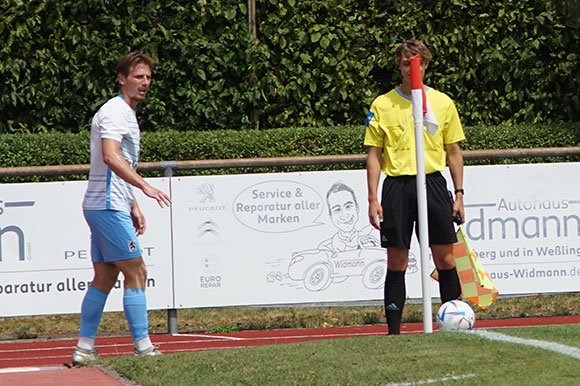 Leon Tutic traf per Freistoß unter gnädiger Mithilfe des Gästetorhüters in der 83. Minute zum 2:1-Siegtreffer. Joachim Mentel