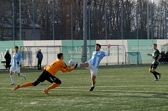Samir Neziri ist vor Keeper Dominik Hozlinger am Ball, erzielt das 1:0. Foto: Joachim Mentel