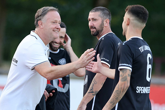 Man kennt sich bestens (v. li.): Frank Schmöller, Mike Hutterer, Sascha Mölders und Timo Spennesberger. Foto: sampics