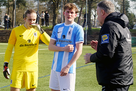 Trainer Frank Schmöller (re.) macht Torhüter Julius Schmid und Verteidiger Justin Thönig klar, was er konkret erwartet. Foto: Joachim Mentel