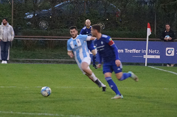 Das Team um Löwen-Kapitän Samir Neziri, hier gegen Michael Vodermeier, zeigte eine deutliche Steigerung im Vergleich zum Spiel gegen Kirchheim. Foto: Joachim Mentel