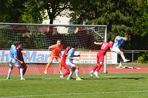 In dieser Szene köpfte der eingewechselte Anian Brönauer (re.) zum 2:2 ein. Foto: Joachim Mentel