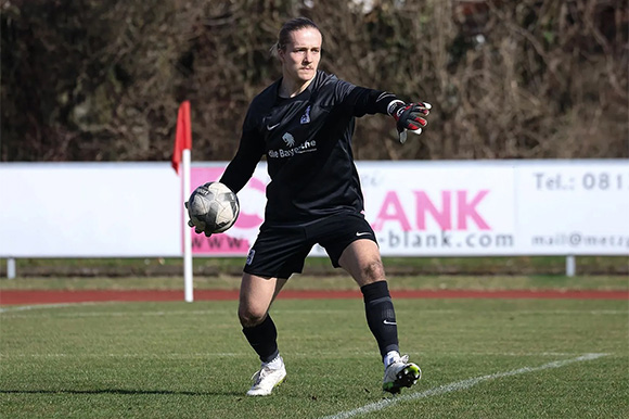 Löwen-Keeper Julius Schmid hatte gegen Meisterschaftskandidat SV Erlbach einiges zu tun. 