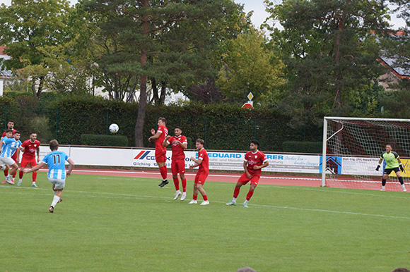 Leon Tutic setzte kurz vor der Pause den Freistoß knapp übers Türkspor-Tor. Foto: Joachim Mentel