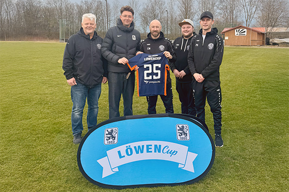 Vincent Saller (2. v. li.) bedankte sich mit einem Trikot und einer Wildcard bei den Verantwortlichen des Partnervereins TSV Schwabmünchen. Foto: Privat