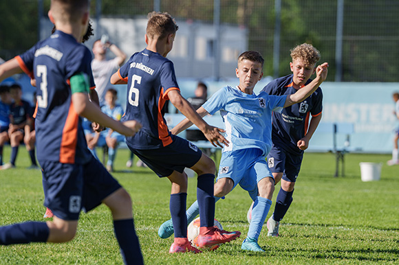 Szene aus dem Endspiel TSV 1860 München hellblau gegen dunkelblau. Foto: Paul Wessa