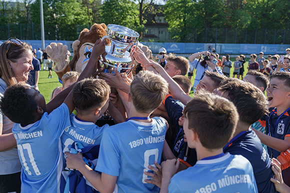 Fußballabteilungsleiterin Veronika Seemann (li.) überreicht an die beiden Junglöwen-Teams den Pokal. Foto: Paul Wessa