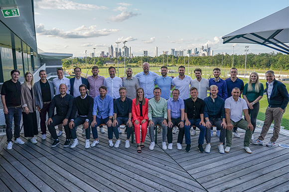 Die Absolventen des A+ Lehrgangs vor der Frankfurter Skyline. Foto: Privat